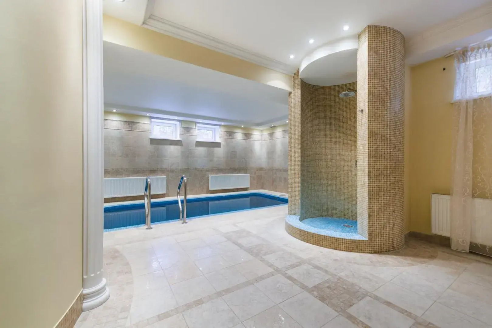 Коттедж с бассейном