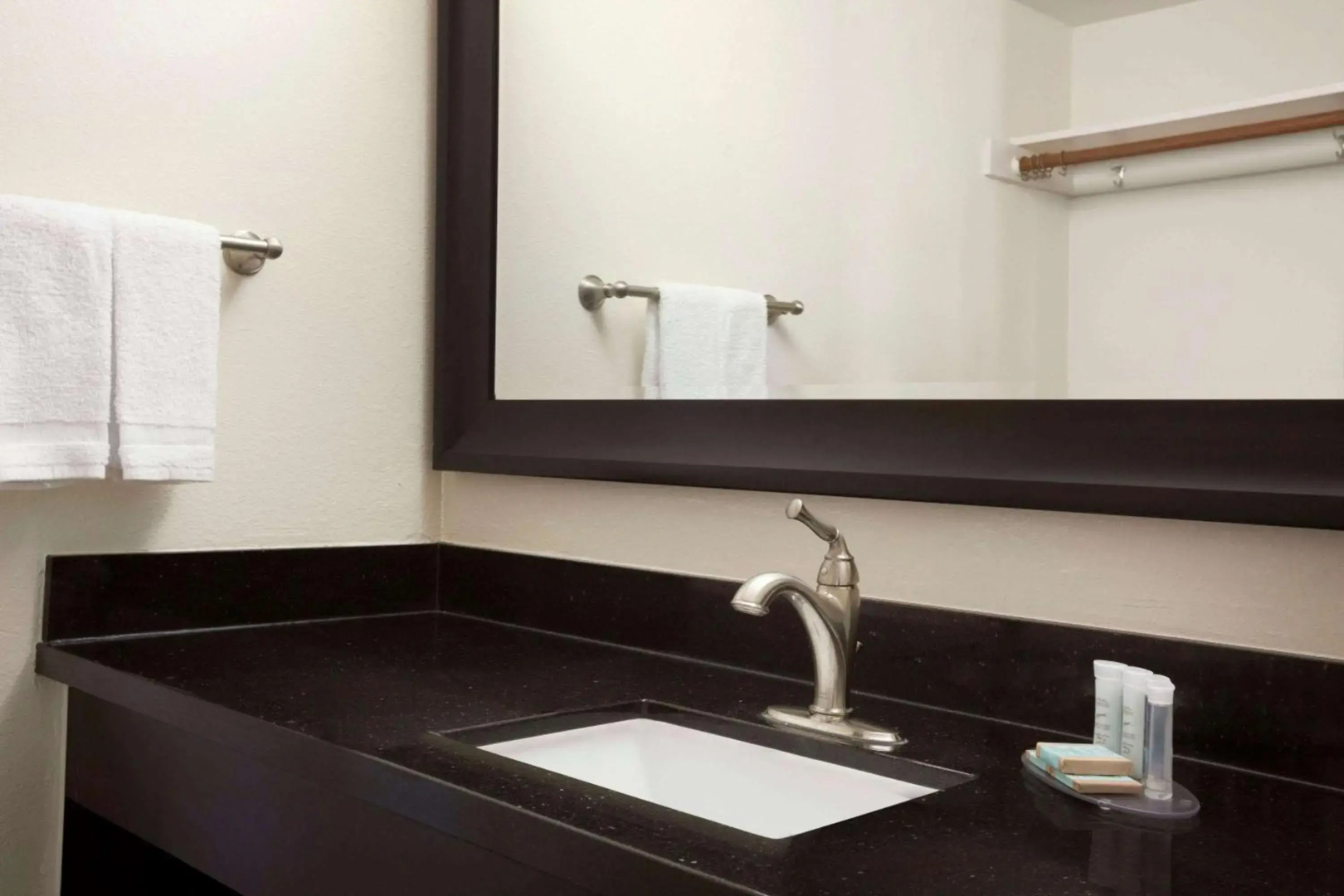 Travelodge by Wyndham Bakersfield