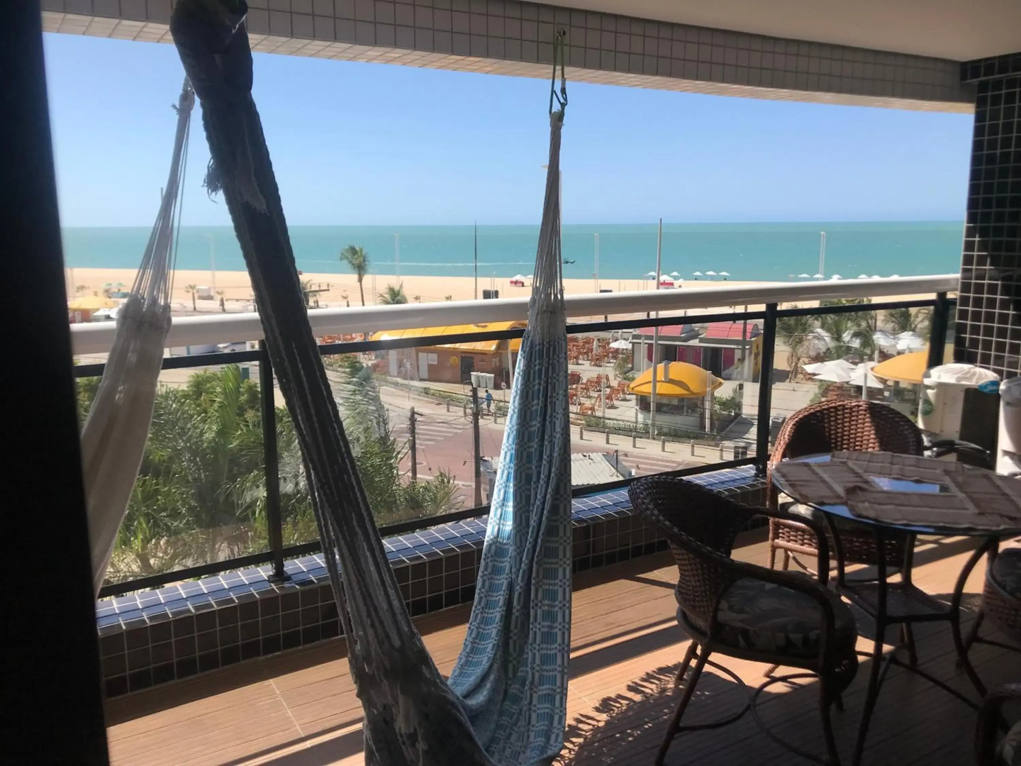 Alugo Temporada apartamento frente ao mar de Fortaleza.