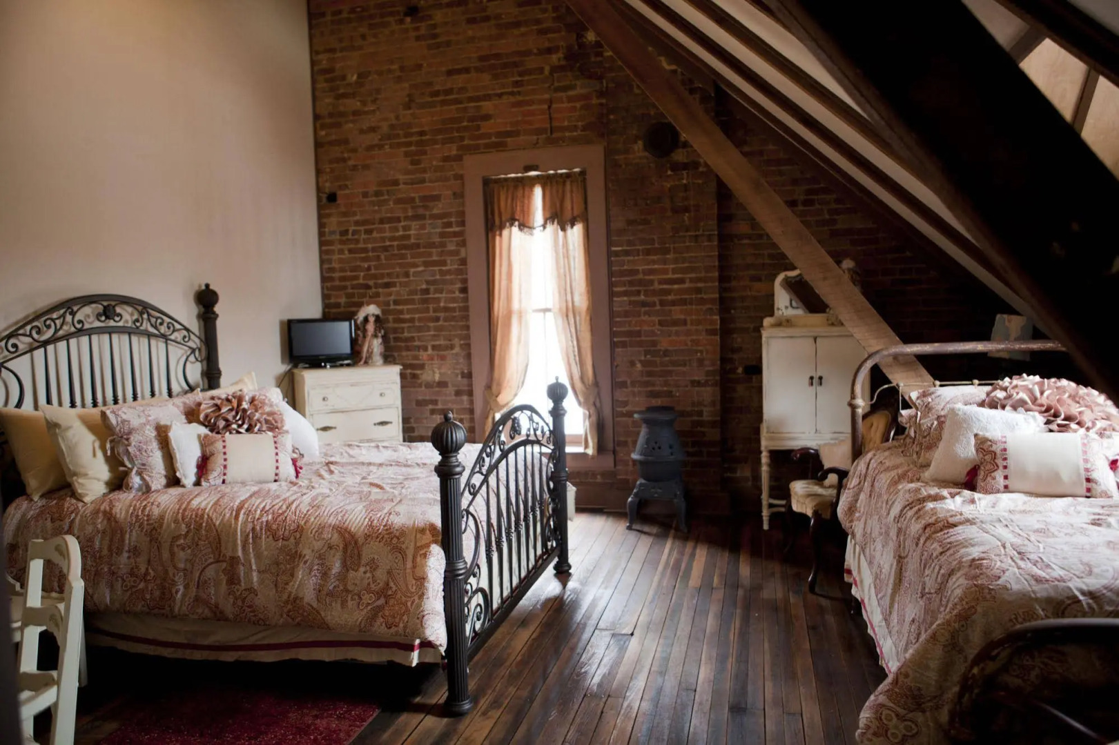 Main Street Bed & Breakfast Established in 1810