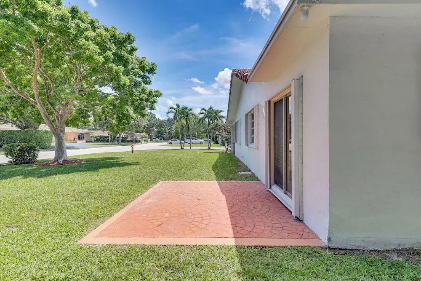 Walk to City Center: Modern Coral Springs Getaway