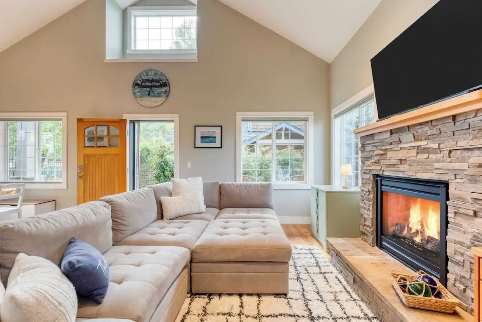 Sunny Backyard, Fireplace, Coastal Access in Peaceful Neighborhood Near Shopping