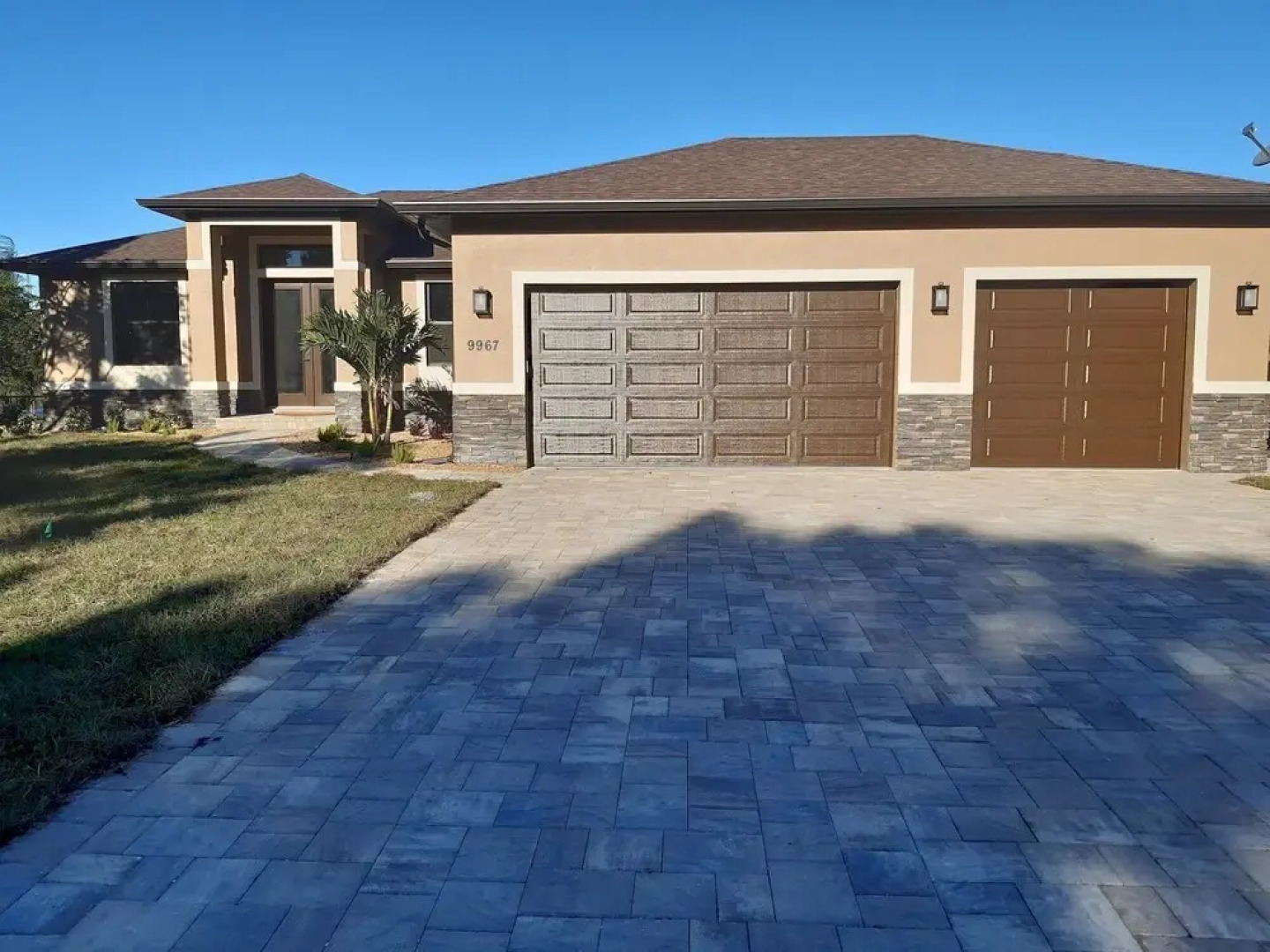 Stunning Brand NEW 3 bed Home Fabulous Pool Overlooking River