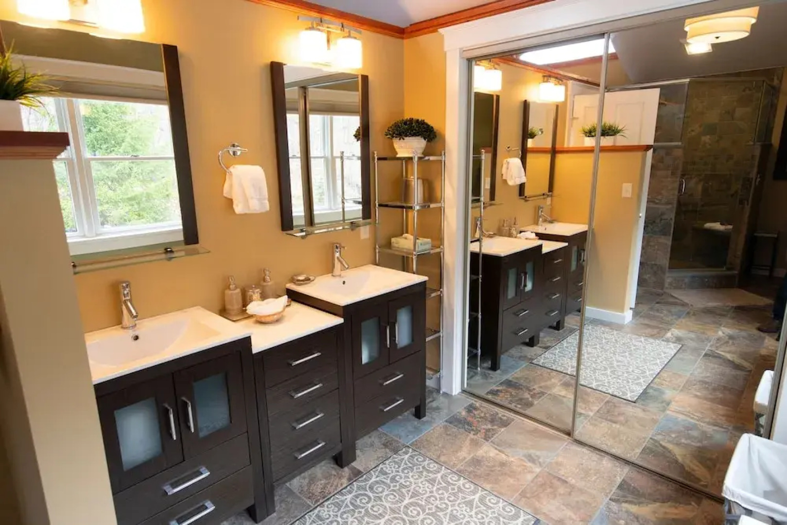 Luxury 6br Solitude Ge- Indoor Bball Court, Private Tub 6 Bedroom Home by RedAwning