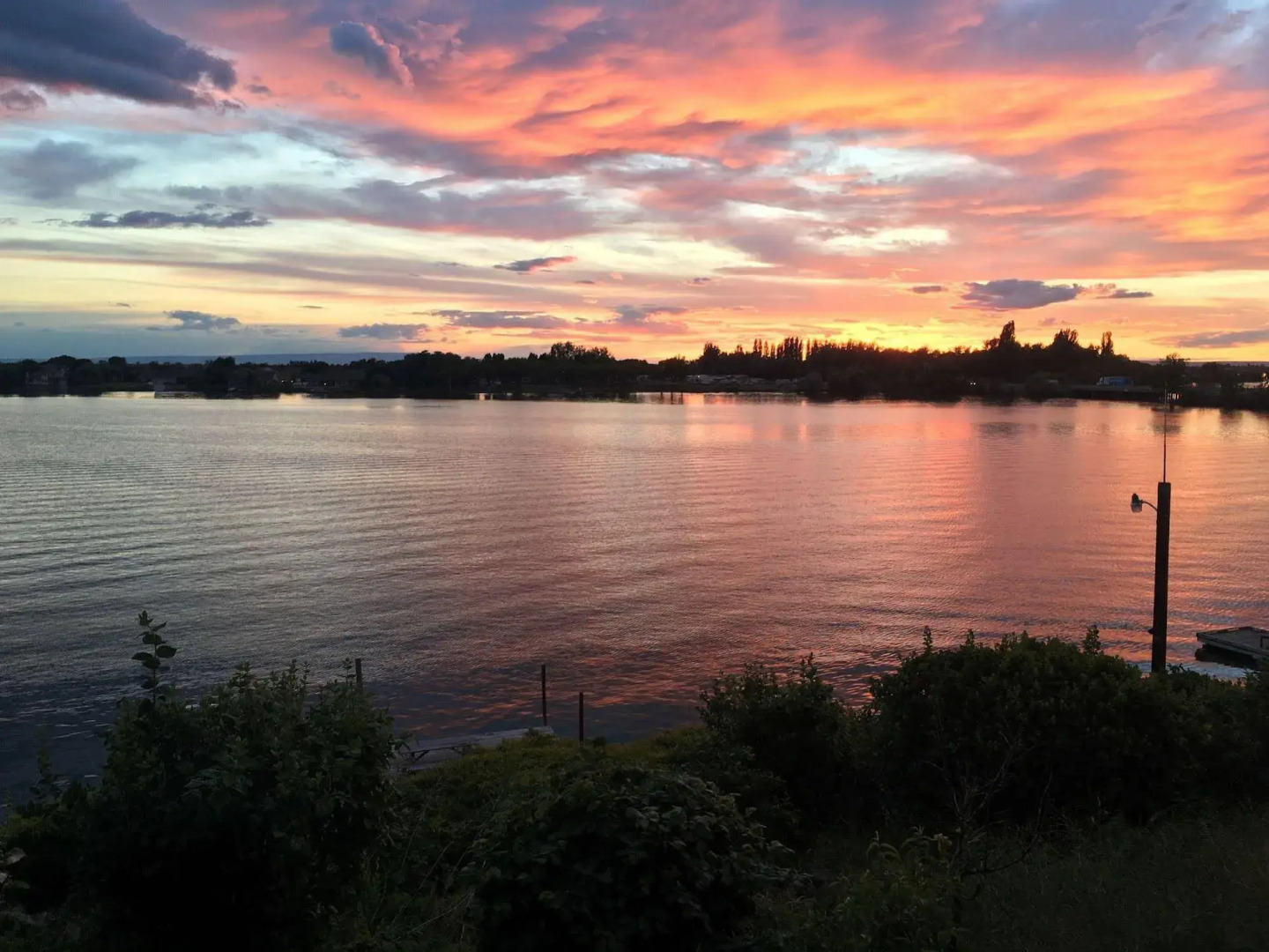 Lakeshore Inn Water Front