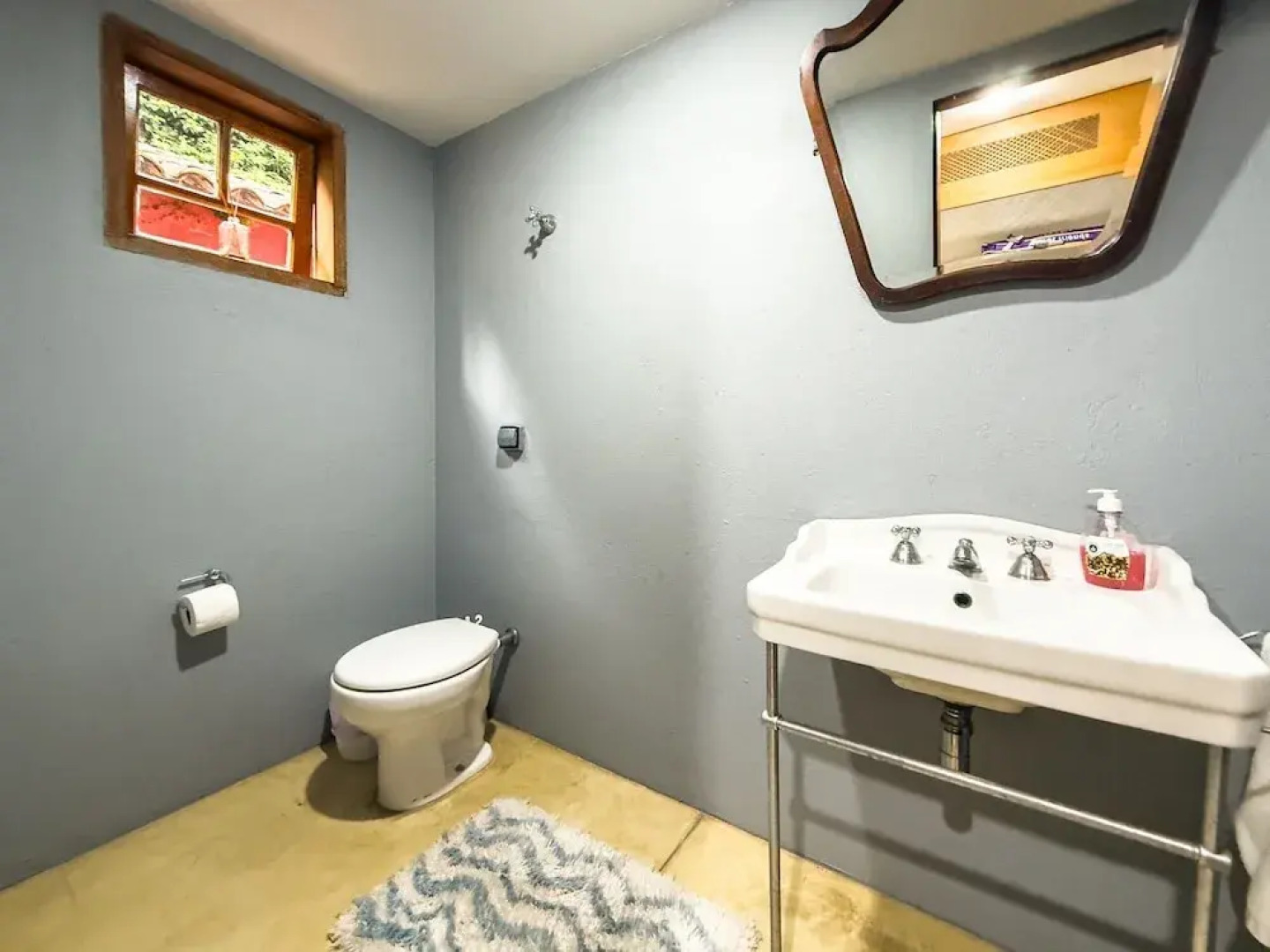 Casa com Piscina Privativa e Natureza – Granja Viana, São Paulo