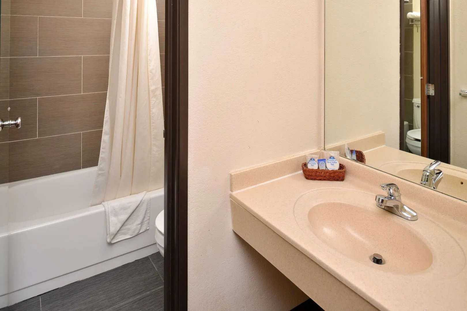 Stillwater Inn & Suites