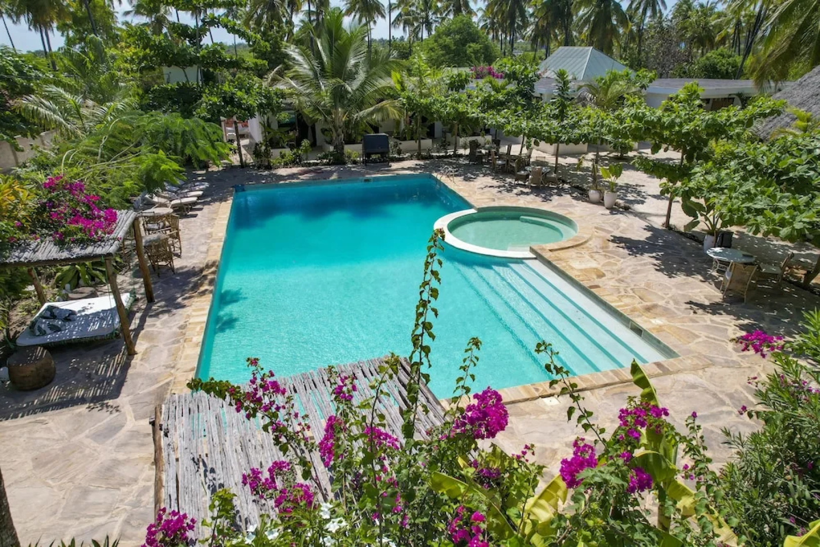 Tropical Boutique Hotel & Resto