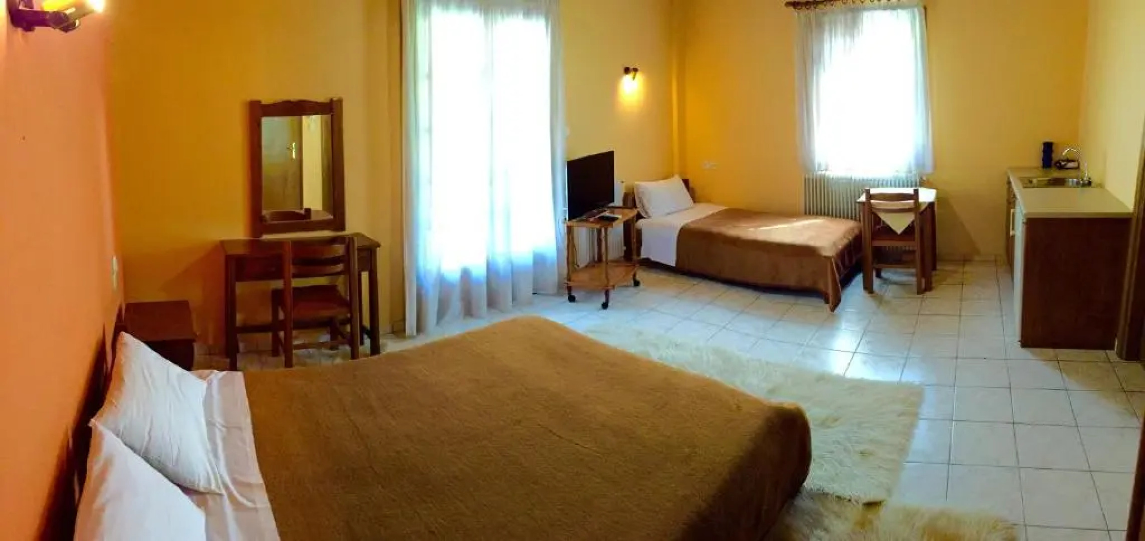 Dipla Sto Potami (Next To The River)