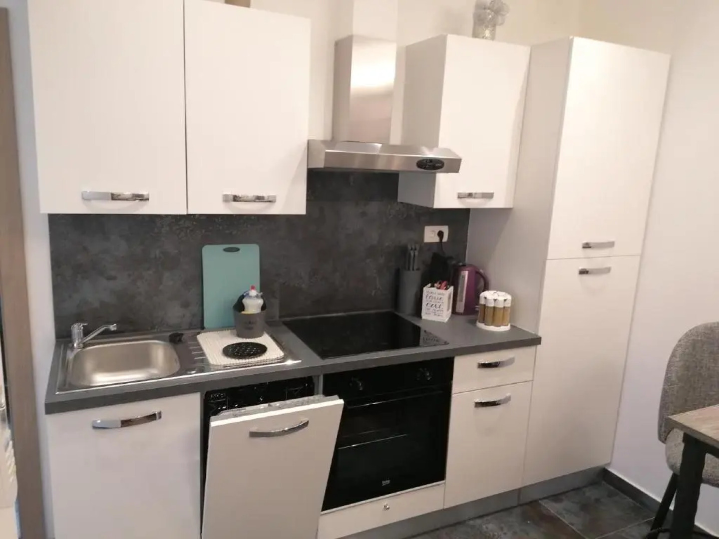 4 separate apartmens private pool 20people max