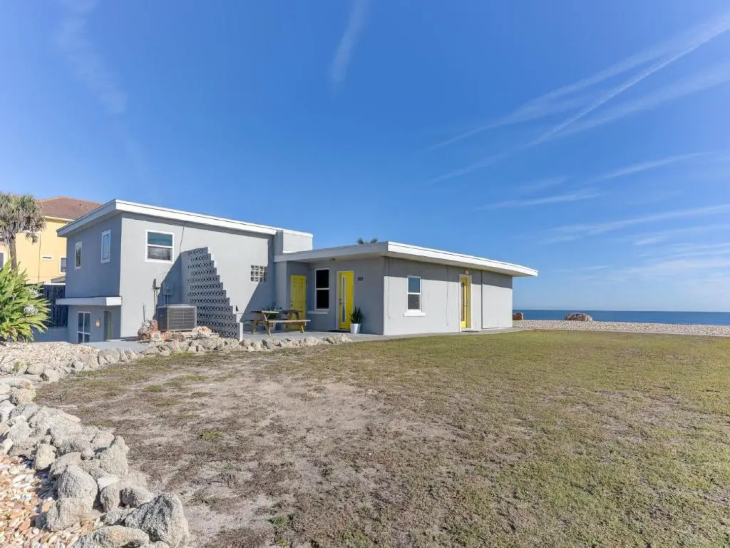 Sunshine House, 3 Bedrooms, Sleeps 8, Ocean Front, Pet Friendly, WiFi