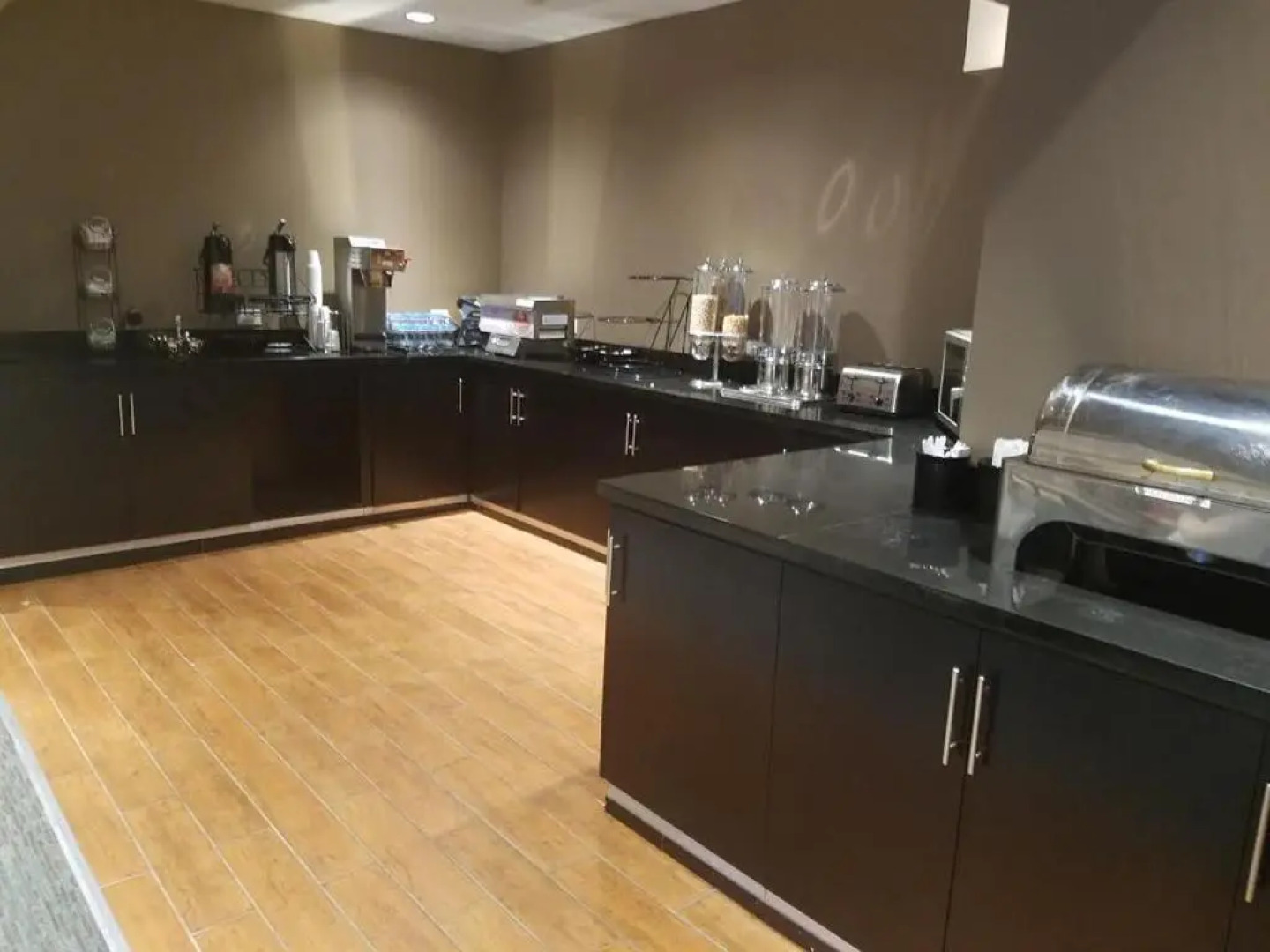 The Armada Inn & Suites Glendale Heights