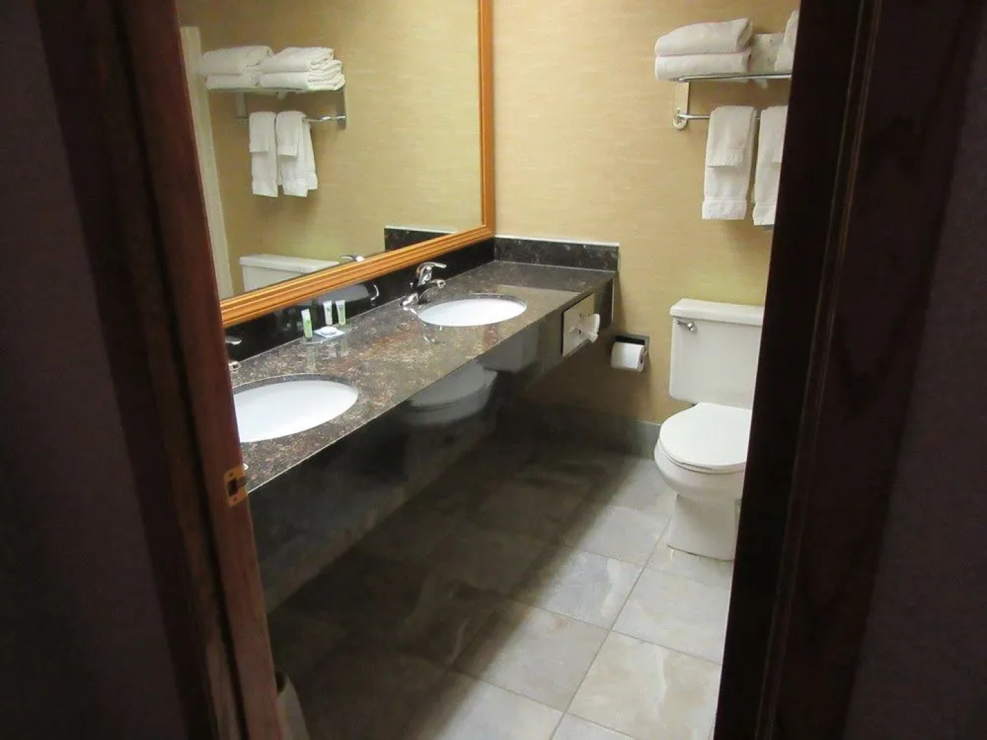 Express Suites Riverport Inn & Suites
