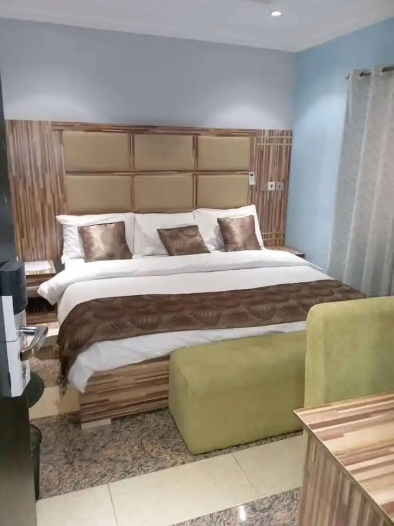 Royal Park Hotel and Suites