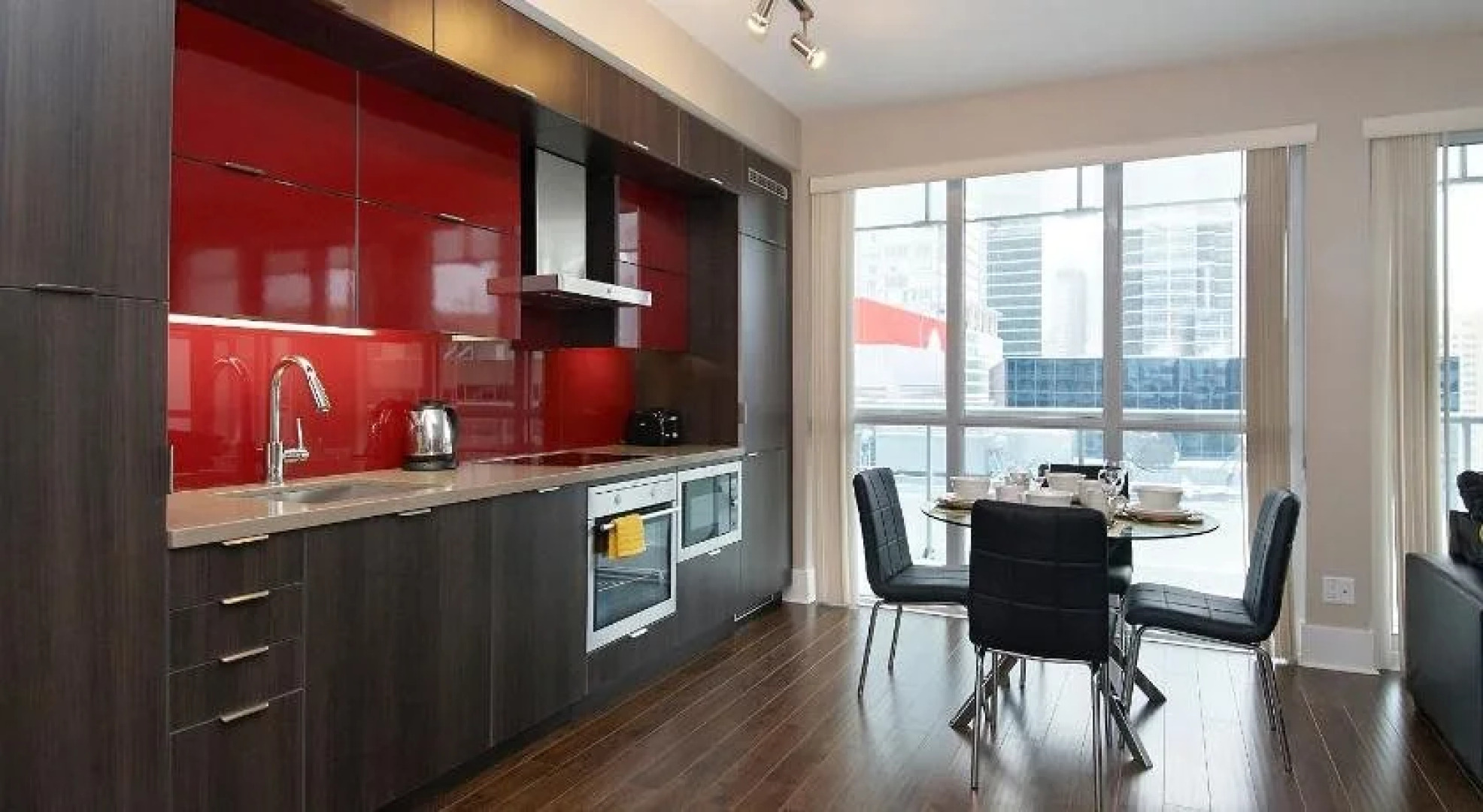 Whitehall Suites - Front Street West