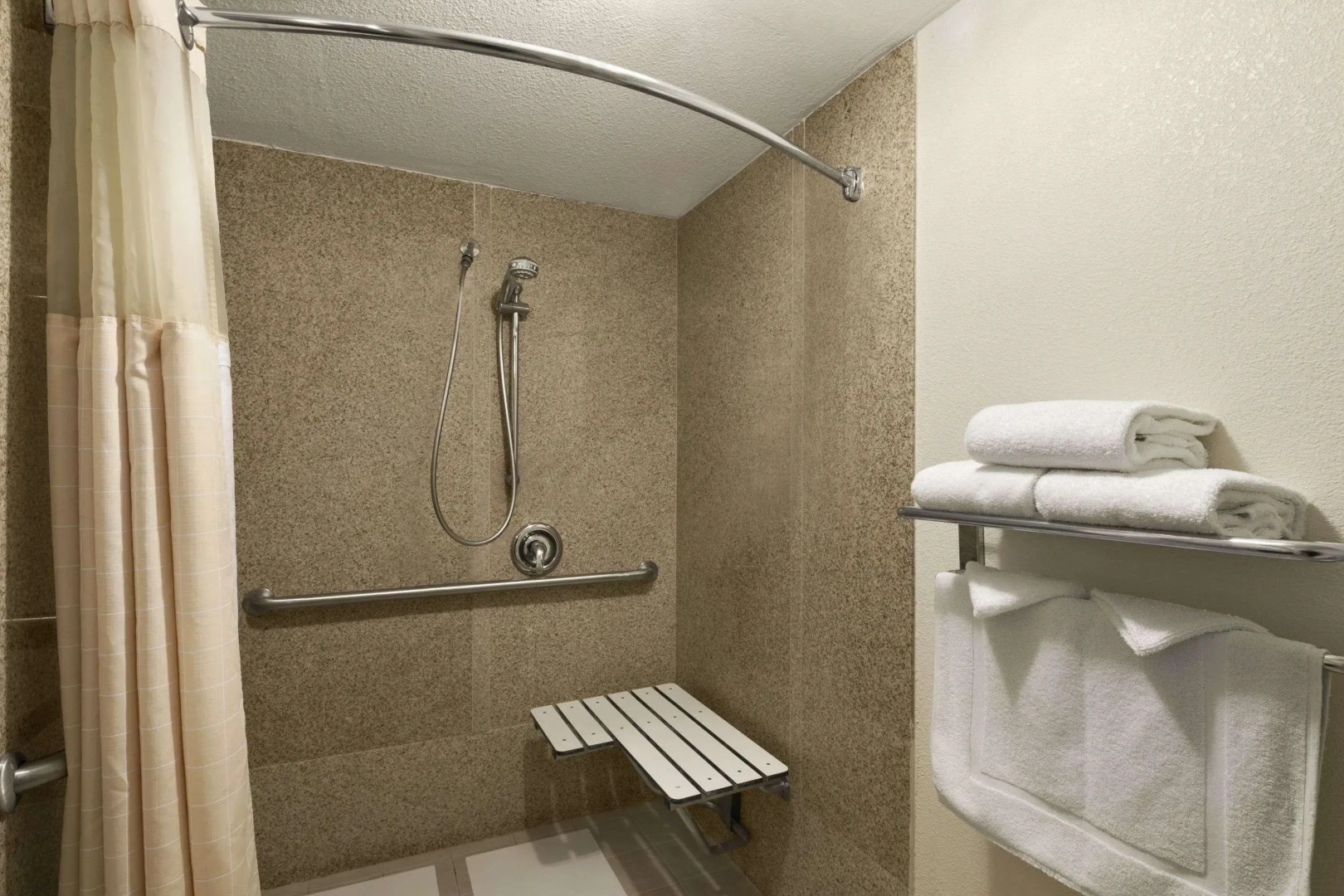 Days Inn & Suites Omaha