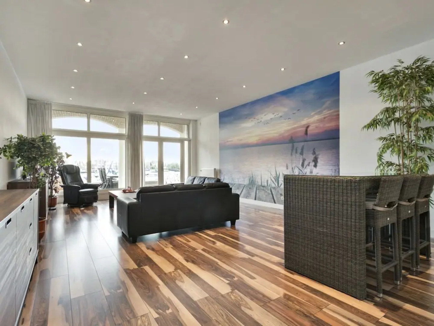 Spacious Luxury Apartment With Beautiful Views of the Marina