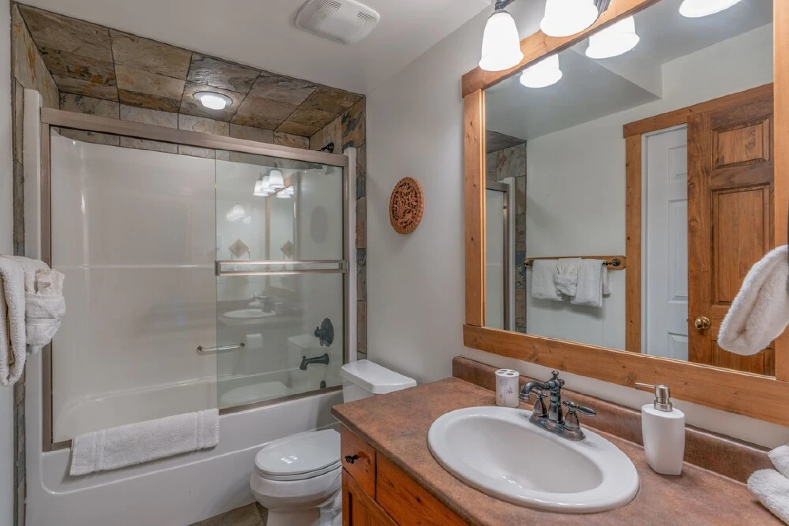 Forest Lane Hideaway - Luxurious Family Friendly Home with Private Hot Tub