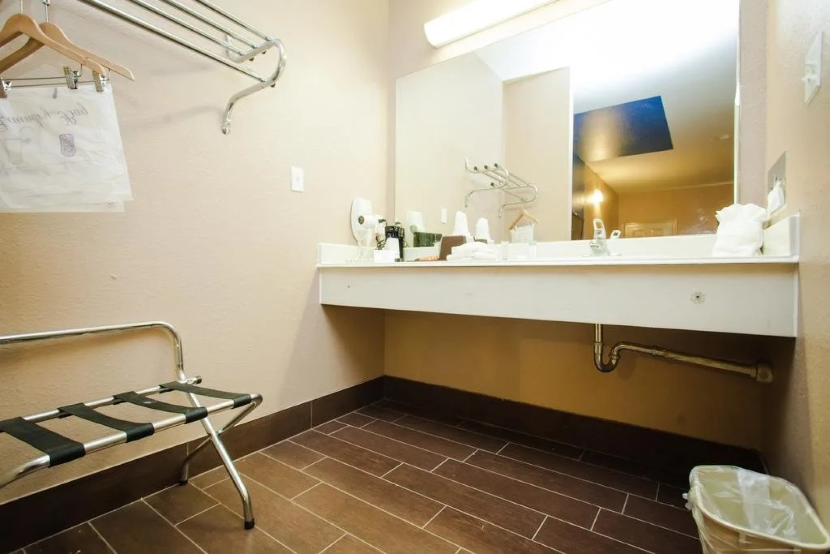 Scottish Inn & Suites