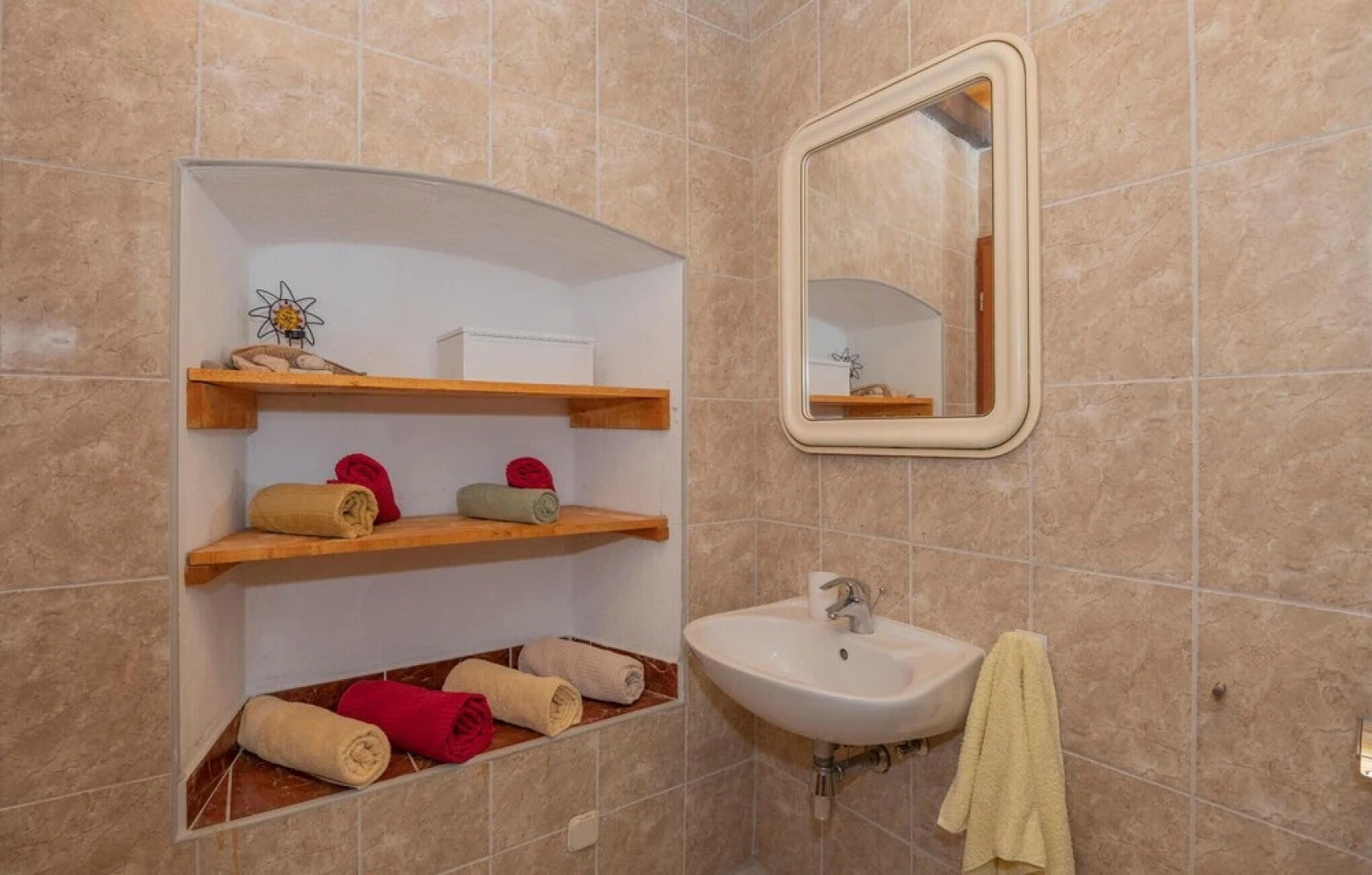 Beautiful Apartment in Sucuraj With 2 Bedrooms and Wifi