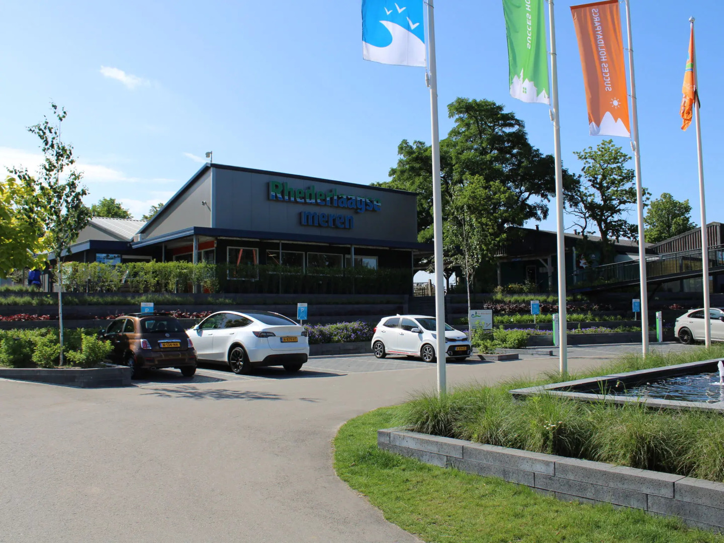 Wellness chalet with a sauna, in a holiday park directly on a recreational lake