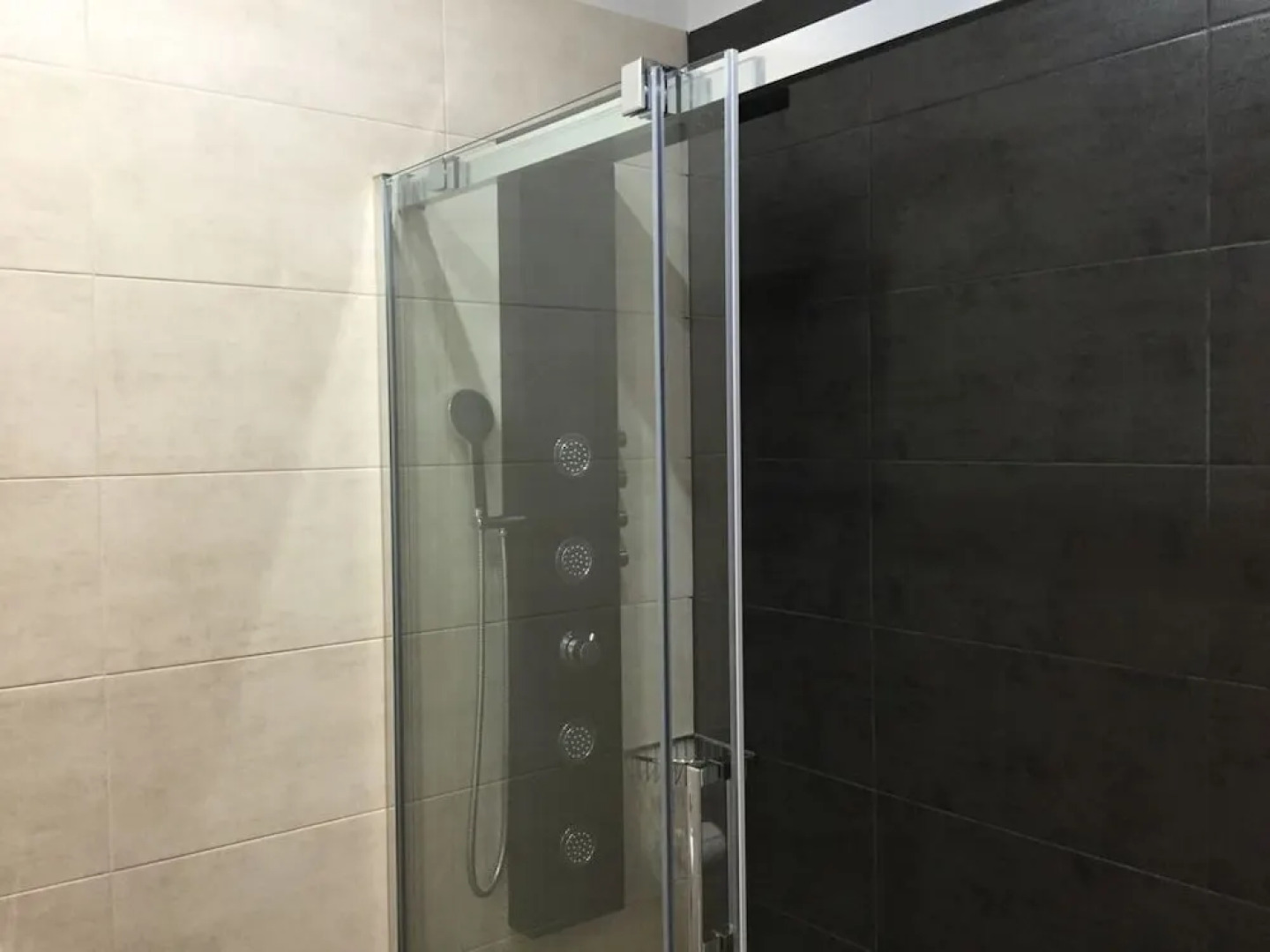 Downtown by Forever Rentals Superior Apartment With 2 Bedrooms. Parking and Wifi