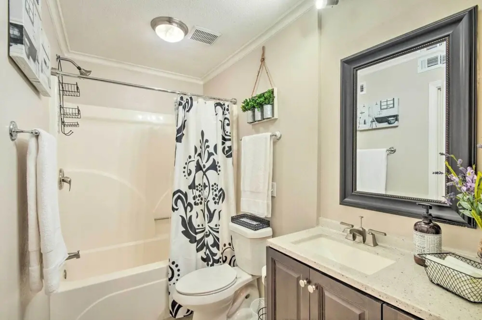 Pet-friendly A-frame Retreat Near Dtwn + Beaches!