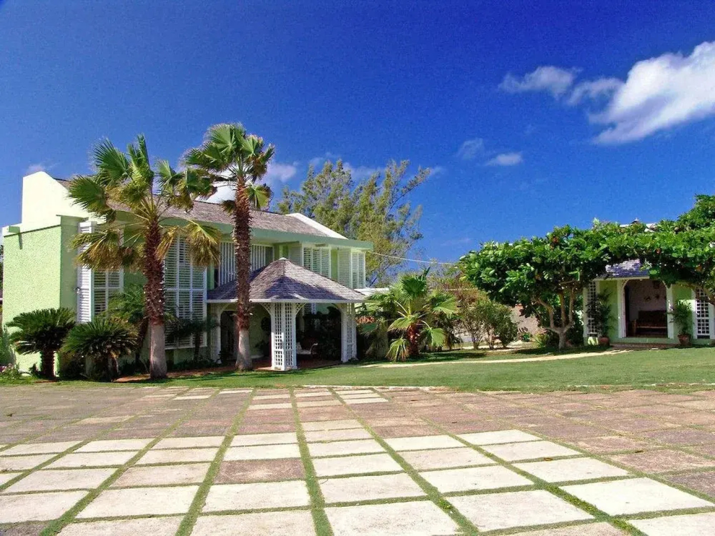 Seagrapes 5br by Jamaican Treasures