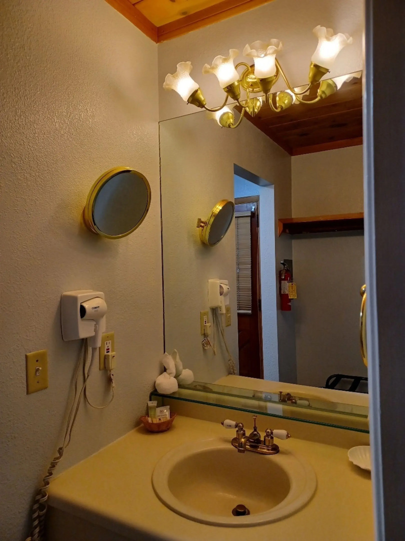 Whispering Pines Lodge