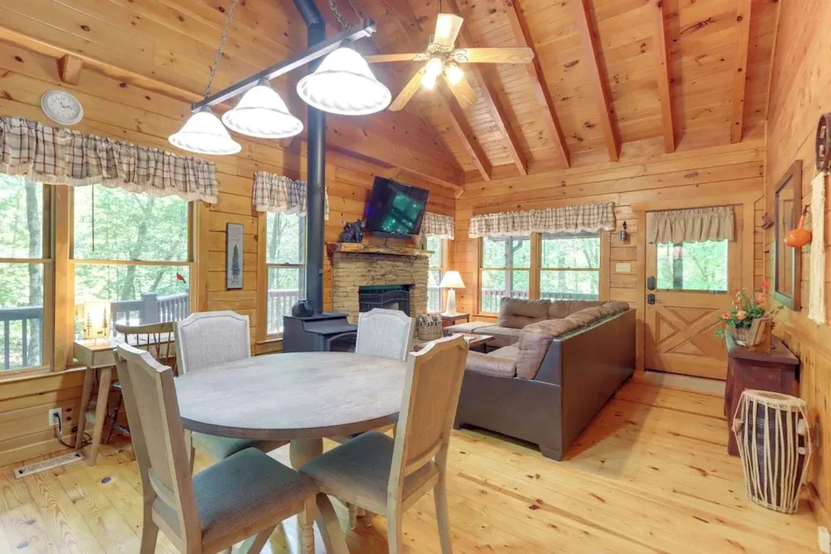 Ellijay Cabin w/ Deck and Hot Tub!