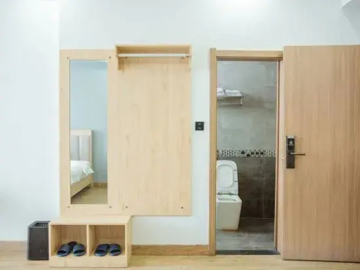 Qiongzhong Santaiyuanlong Business Hotel