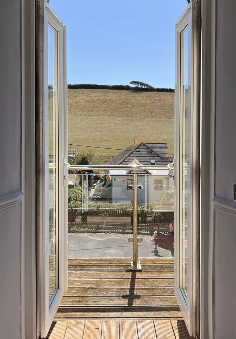 Sea View Hotel - Sandpebbles