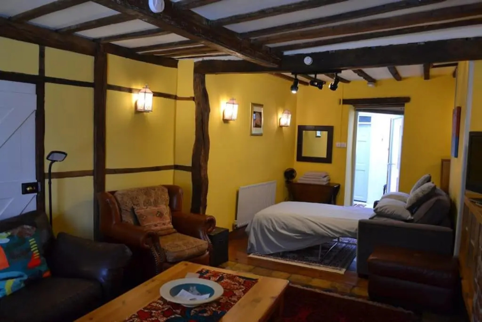 Spacious ground floor apartment. No 1A The Stables