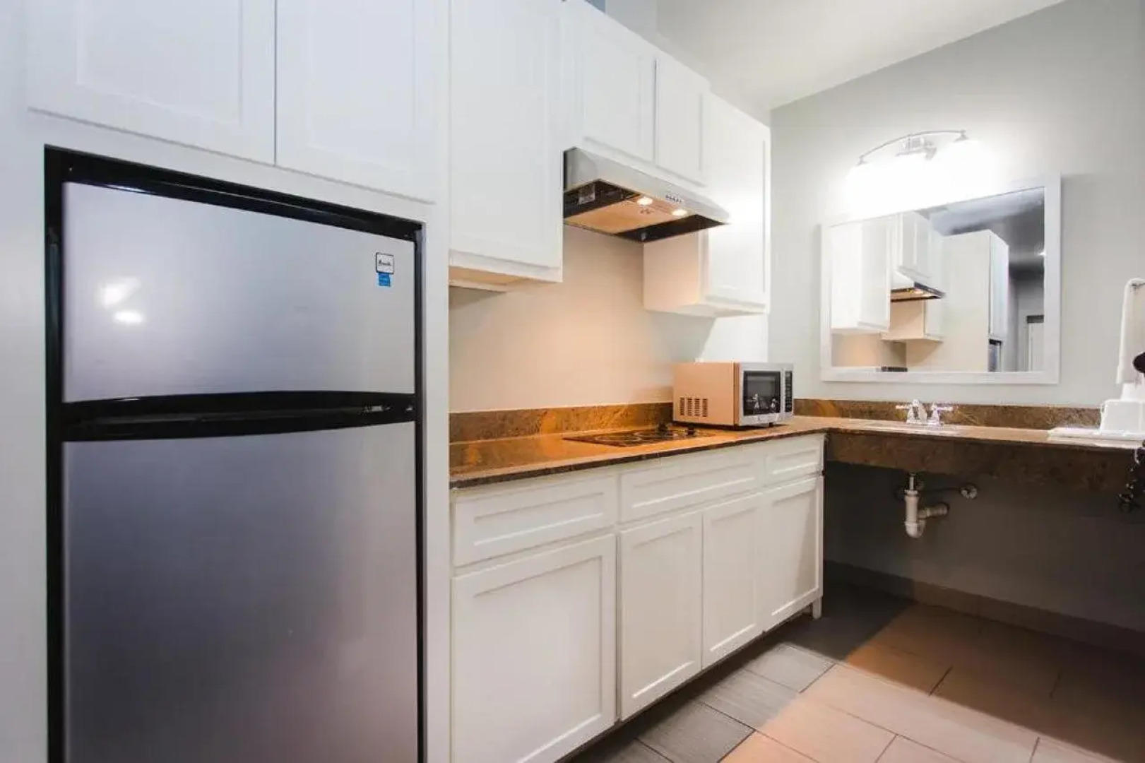 Econo Lodge Inn & Suites