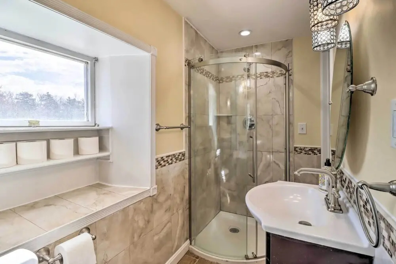 3 Mi to Lake: Spacious Tobyhanna Home & Guest Home