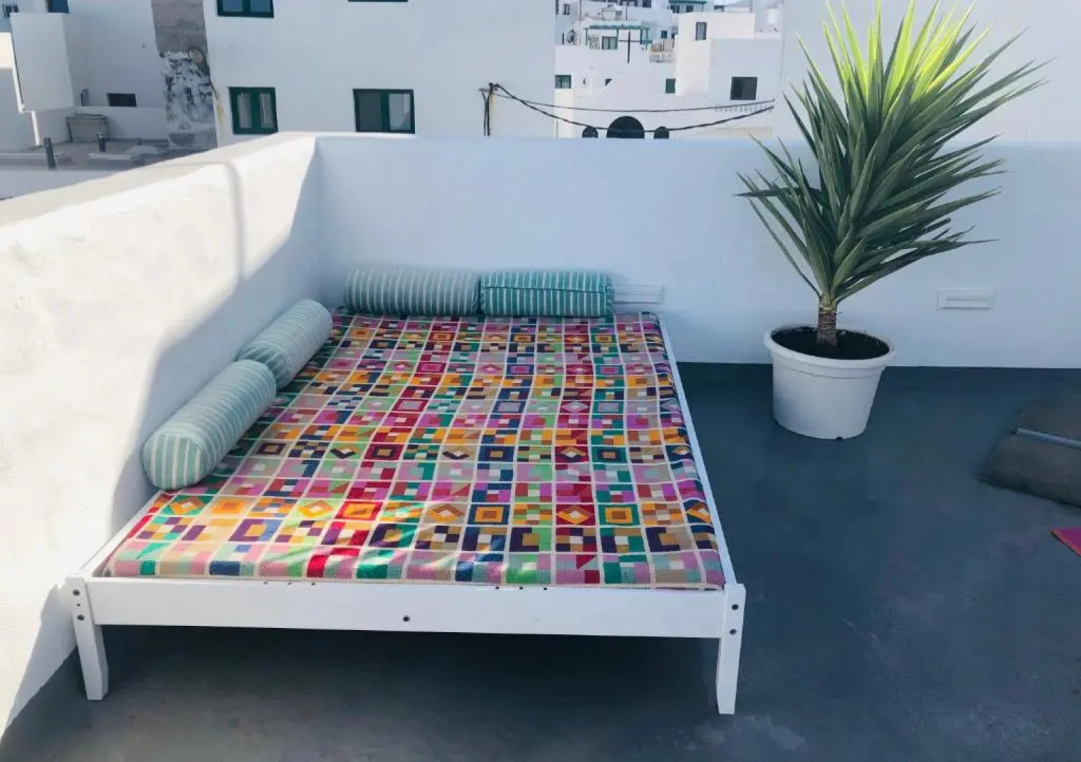 CASA ANCLADA en LA SANTA- 4 Apartamentos frente al mar- 1ª linea solarium barbacoa