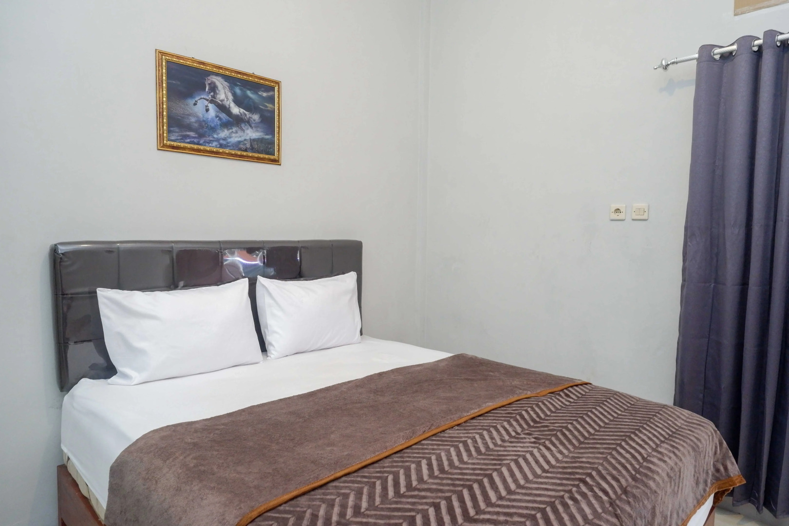 RedDoorz near Patung Kuda Solo Baru