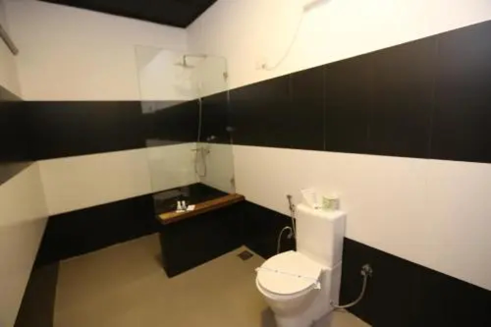 Eco Hotel Black & White - Anuradhapura