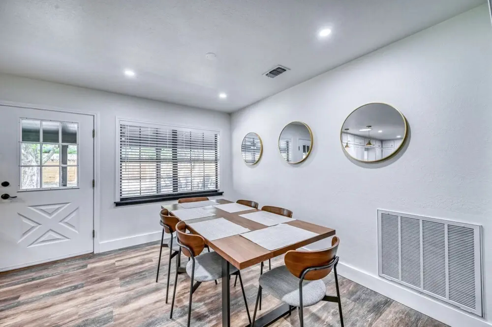Modern Luxurious Home Near Main W/hot Tub-firepit!