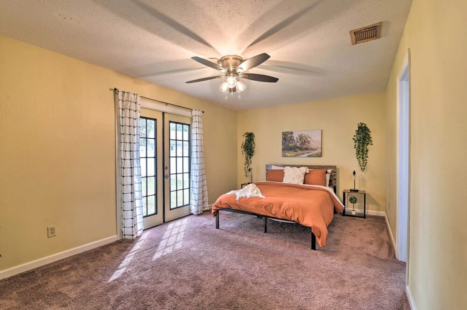 Grand Valrico Home w/ Deck, Fire Pit & Yard!