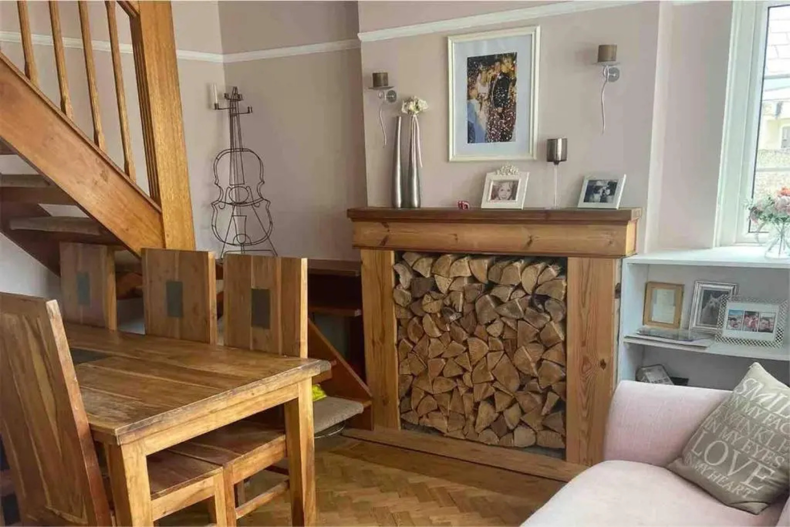 Pet Friendly, Unique 4-bed Bungalow in Porthcawl