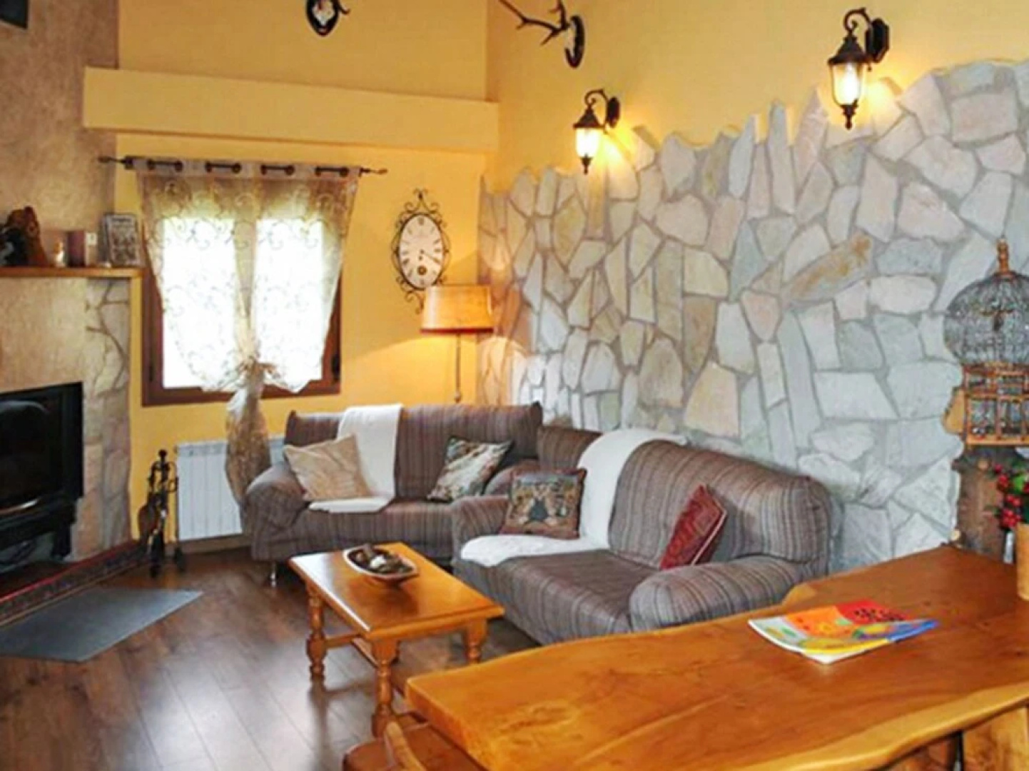 Rustic, 3-bedroom House in Villamanín With a Furnished Terrace, Garden