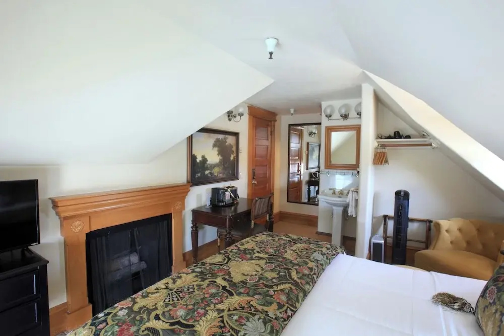 The Charles Pacific Grove - Artfully Designed Inclusive Inn