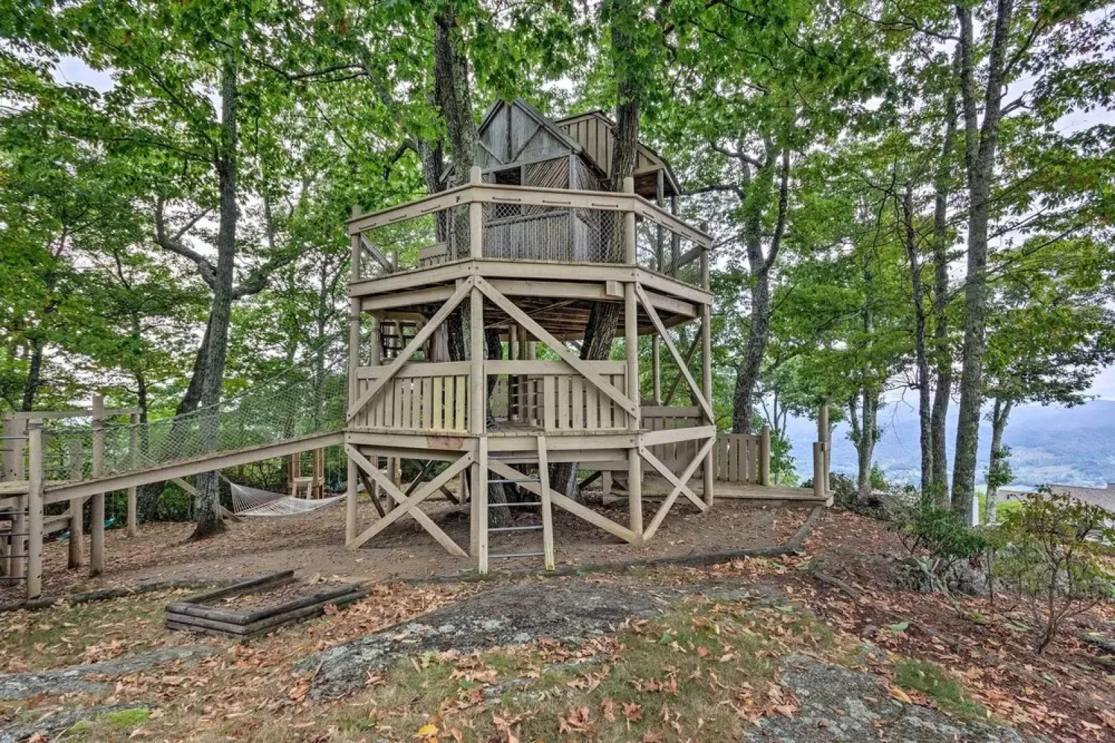 Hiking On-site: Mtn-view Burnsville Condo!