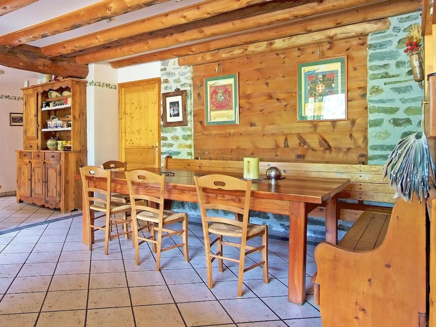 Superb Savoyard traditional chalet located 500 m from the slopes