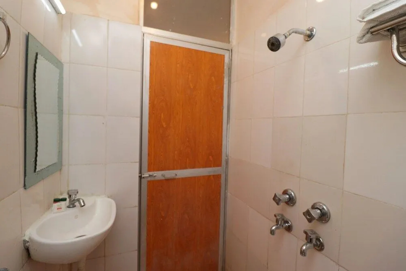 Oyo 28643 Sai Yatri Niwas