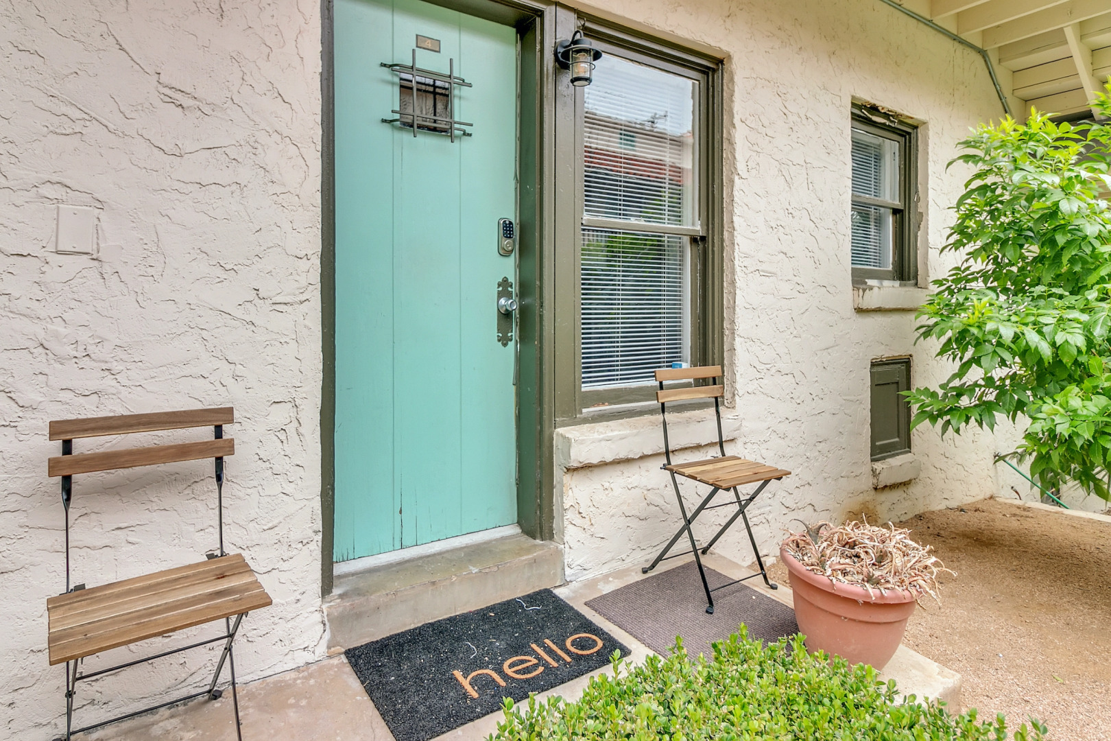 Studio Apt For A Long Term Stay With Parking Included!