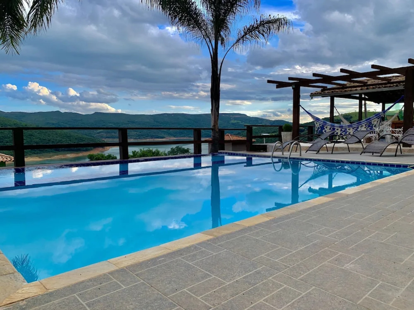 Vista do Lago - Casa para 16 pessoas com 4 quartos