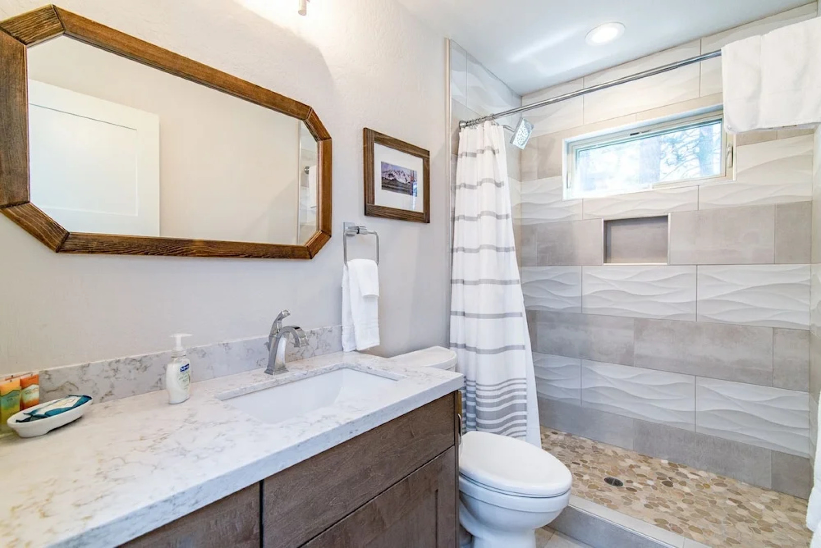 4br Lake View W/ Double Decks 4 Bedroom Cabin