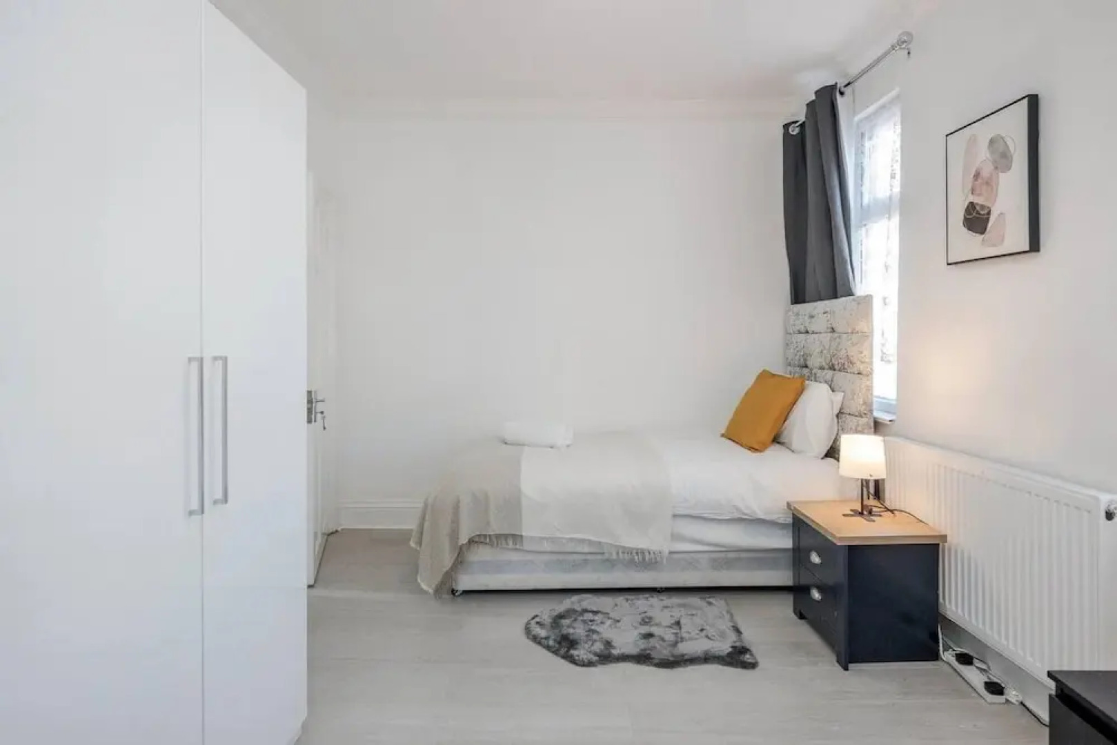 Stunning Top 2 Bed Flat Tilbury Central Location